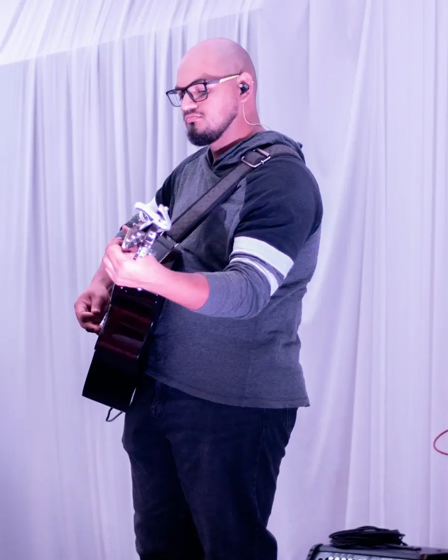 Un guitarrista del equipo de alabanza