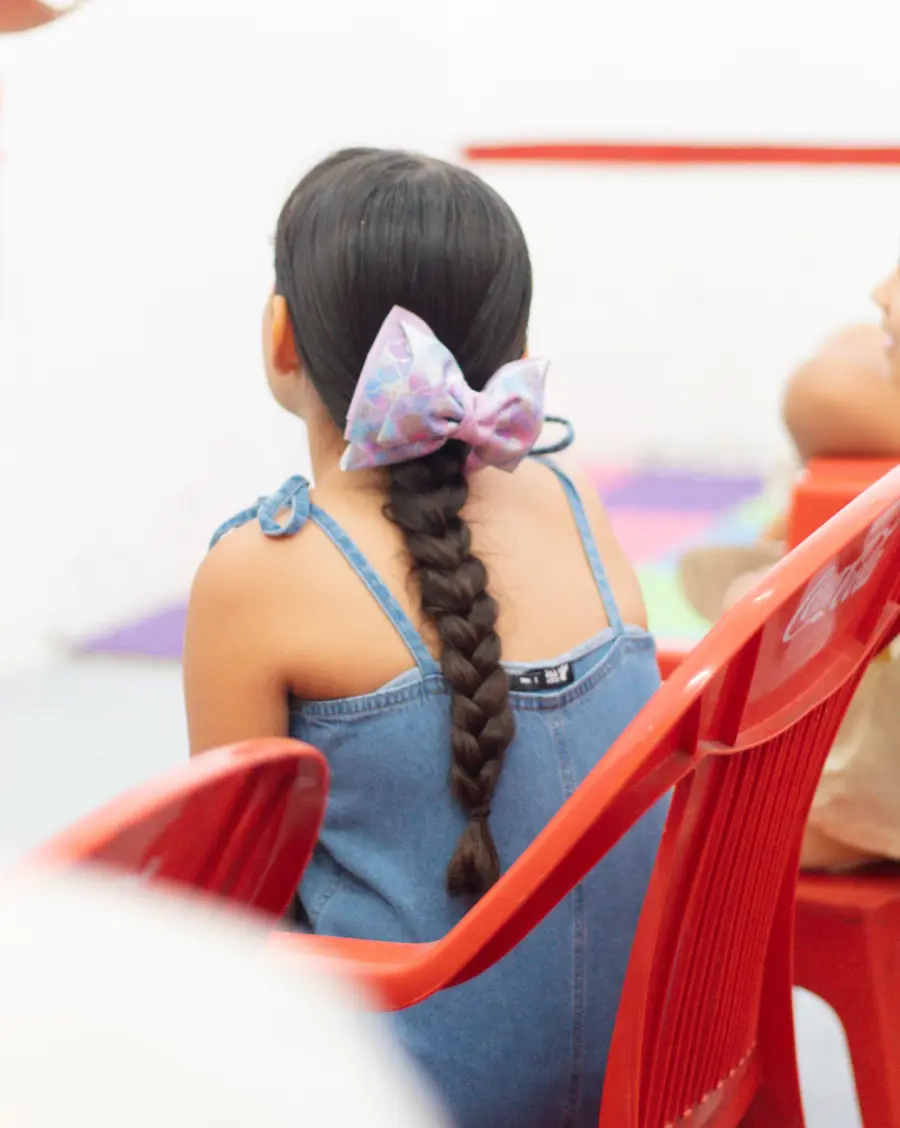 Una niña de espaldas en Aviva Kids